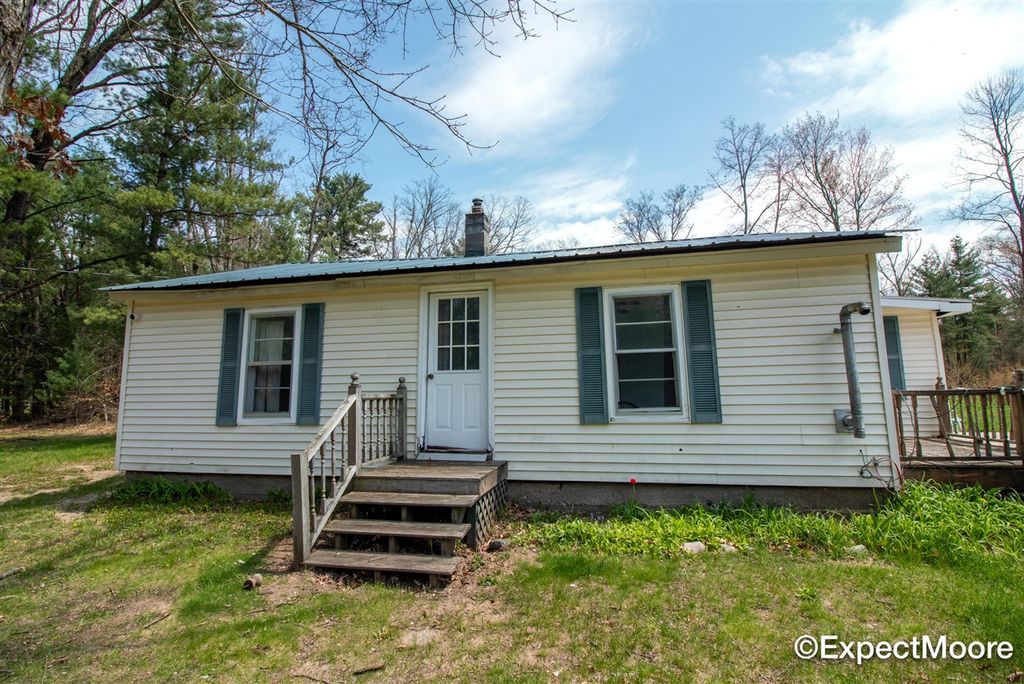 7890 N Maple Hill Road, Howard City, MI 49329
