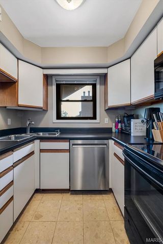 5196 Hollow Wood Court C, St Louis, MO 63128