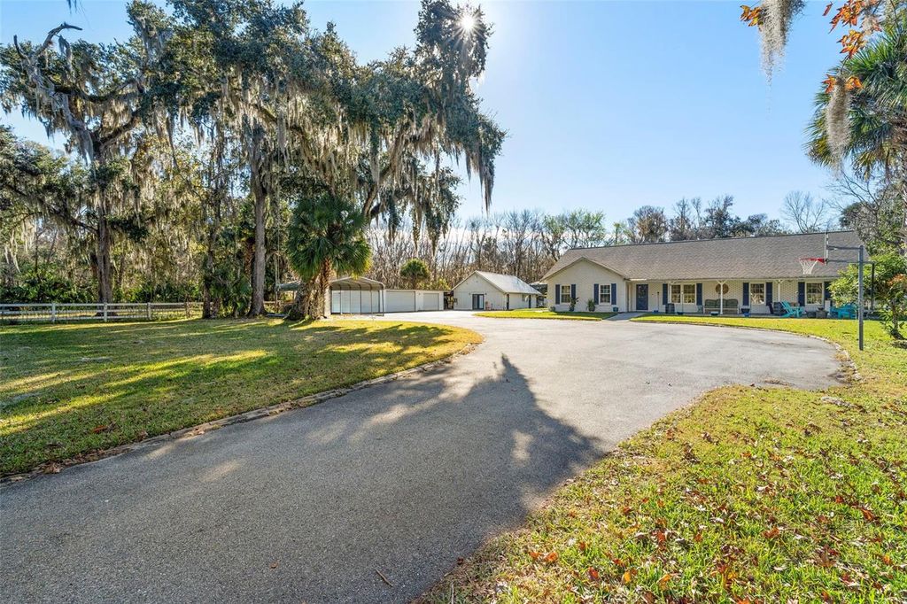 Image 13 of property listing at 3080 RAGIS ROAD, Edgewater, FL 32132