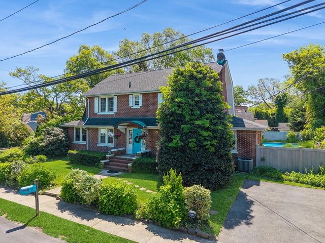 4 Cayuga Avenue, East Northport, NY 11731