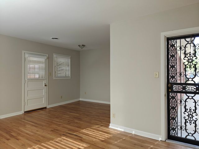 954 IVY RD, Memphis, TN 38117