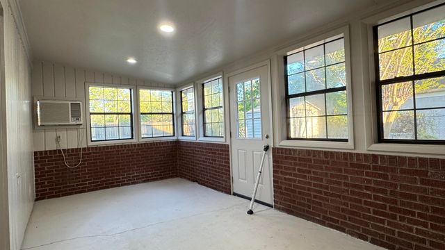 954 IVY RD, Memphis, TN 38117