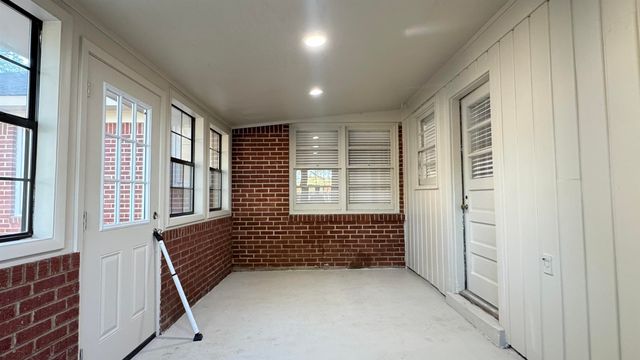 954 IVY RD, Memphis, TN 38117