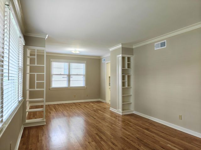 954 IVY RD, Memphis, TN 38117