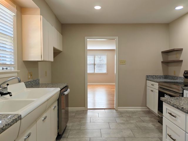 954 IVY RD, Memphis, TN 38117