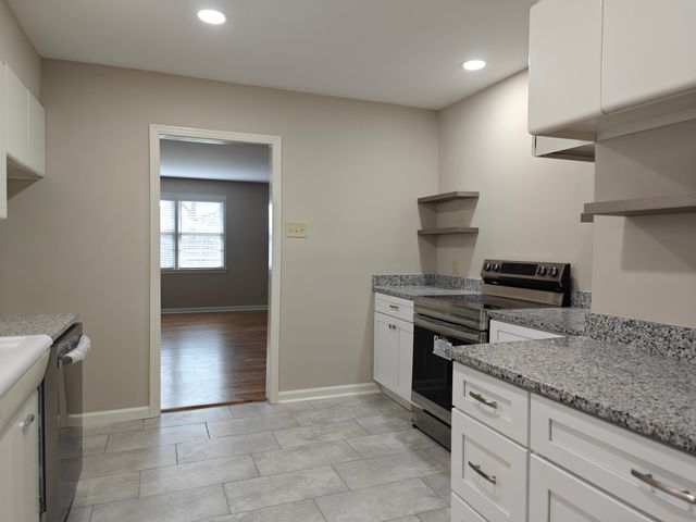 954 IVY RD, Memphis, TN 38117