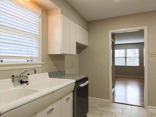 954 IVY RD, Memphis, TN 38117