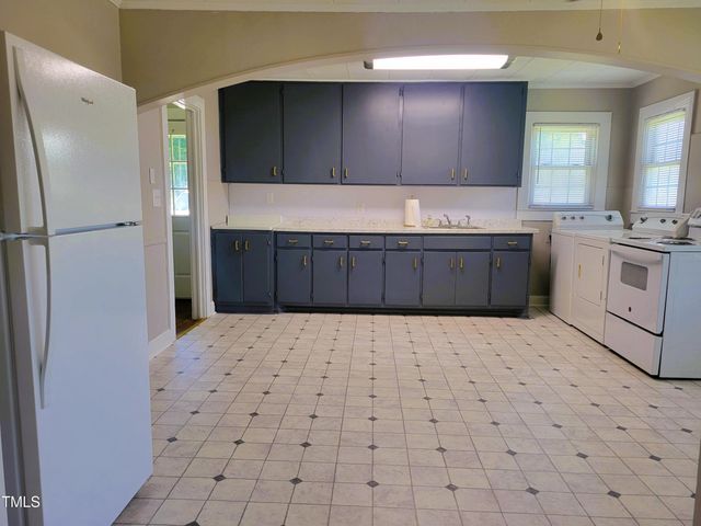 411 W Raleigh Street, Siler City, NC 27344