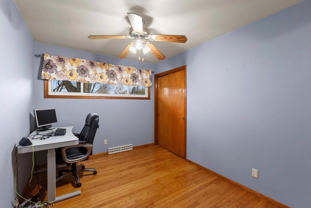 W202N9524 Club CIRCLE, Menomonee Falls, WI 53051