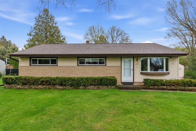 W202N9524 Club CIRCLE, Menomonee Falls, WI 53051