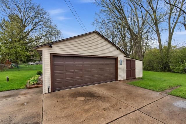 W202N9524 Club CIRCLE, Menomonee Falls, WI 53051
