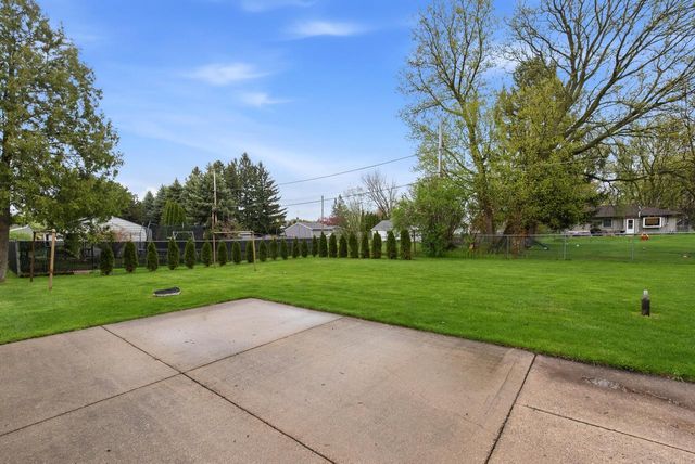 W202N9524 Club CIRCLE, Menomonee Falls, WI 53051