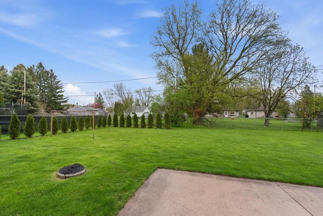 W202N9524 Club CIRCLE, Menomonee Falls, WI 53051