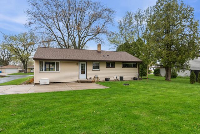 W202N9524 Club CIRCLE, Menomonee Falls, WI 53051