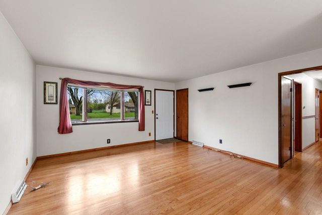 W202N9524 Club CIRCLE, Menomonee Falls, WI 53051