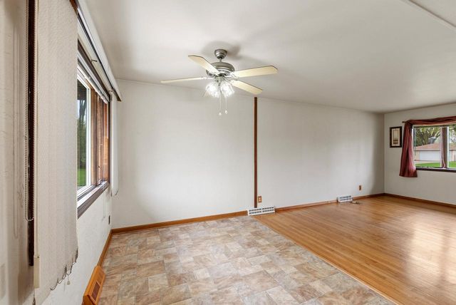 W202N9524 Club CIRCLE, Menomonee Falls, WI 53051