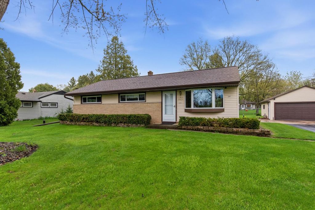 W202N9524 Club CIRCLE, Menomonee Falls, WI 53051