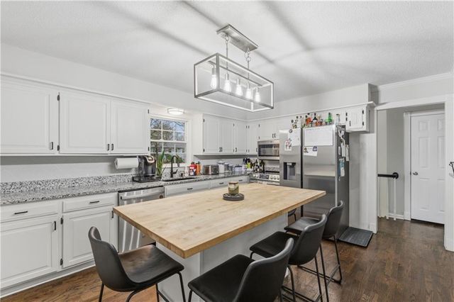 513 N Walker Lane, Olathe, KS 66061