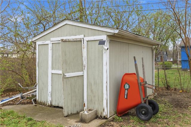 513 N Walker Lane, Olathe, KS 66061