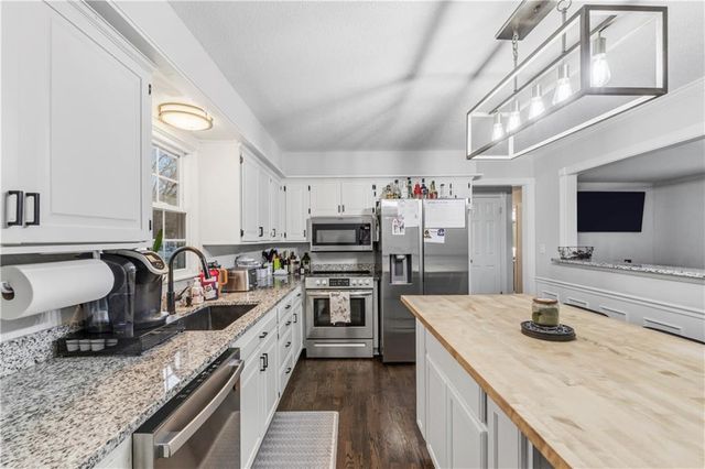 513 N Walker Lane, Olathe, KS 66061