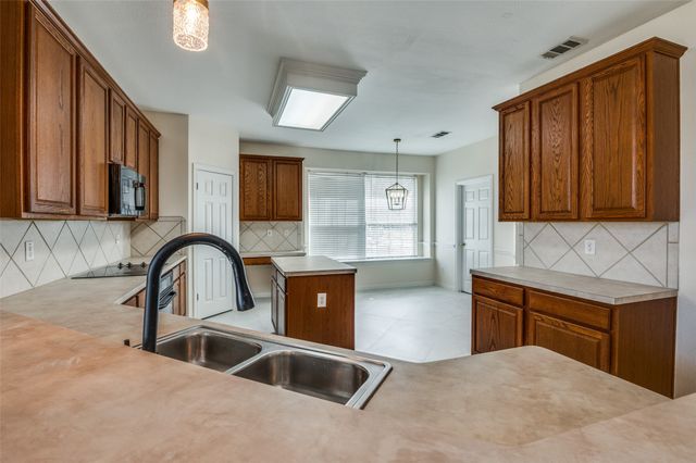 1213 Summerside Drive, Desoto, TX 75115
