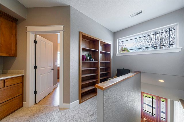 4584 Wolf Run Drive, Medford, OR 97504