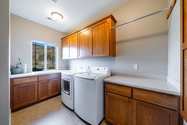 4584 Wolf Run Drive, Medford, OR 97504