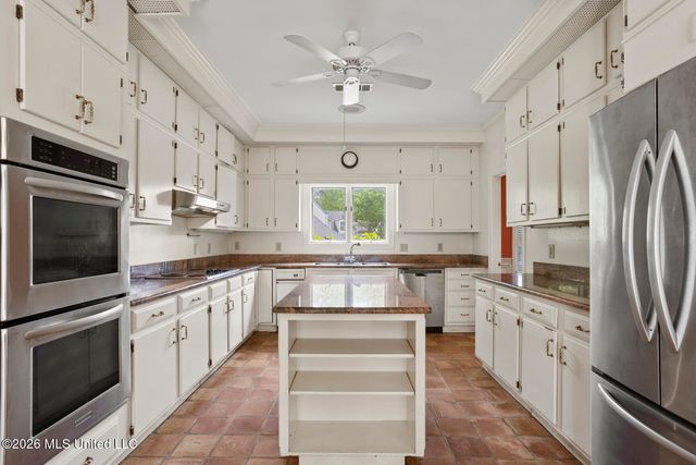 11 Highland Meadows Drive, Jackson, MS 39211