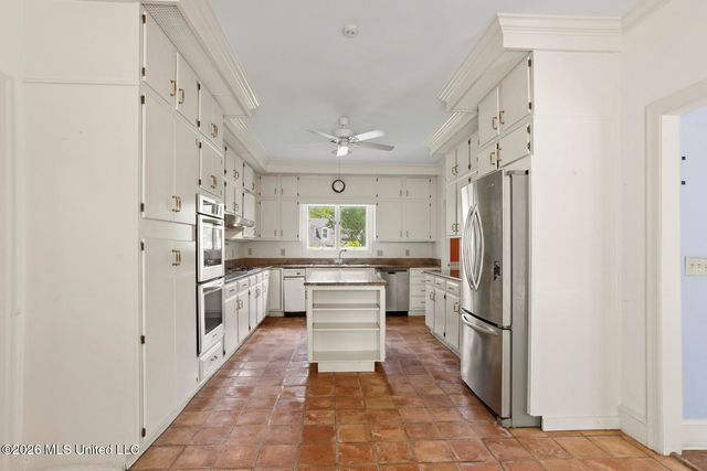 11 Highland Meadows Drive, Jackson, MS 39211