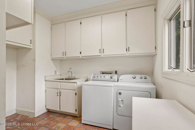 11 Highland Meadows Drive, Jackson, MS 39211