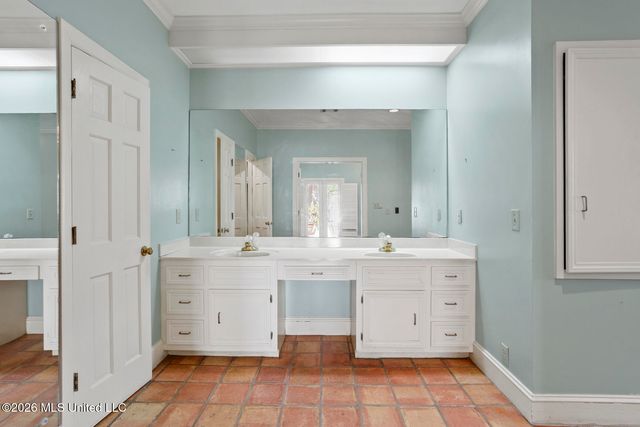 11 Highland Meadows Drive, Jackson, MS 39211