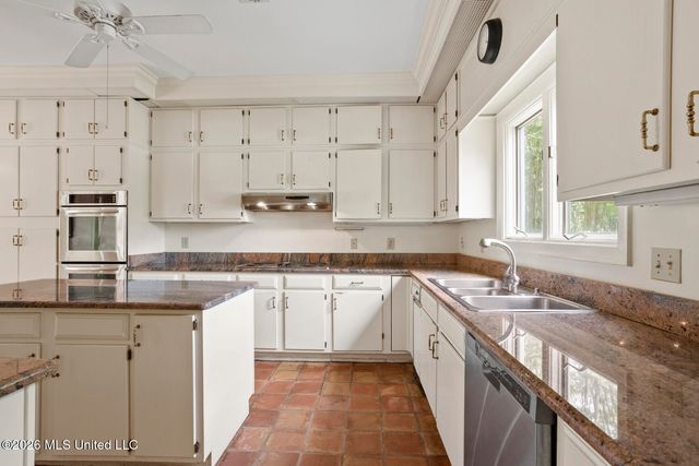 11 Highland Meadows Drive, Jackson, MS 39211