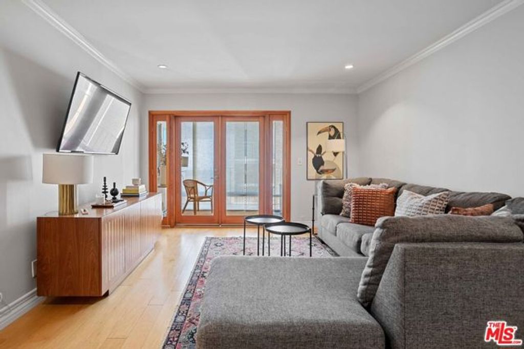 705 Westmount Drive 209, West Hollywood, CA 90069