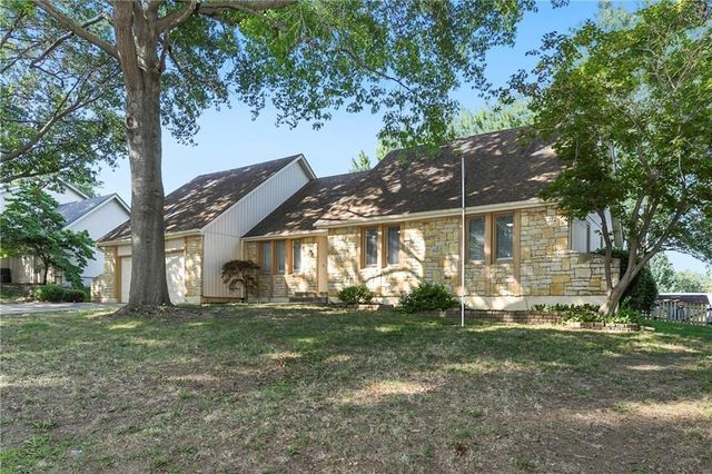 1912 NW Manor Drive, Blue Springs, MO 64014