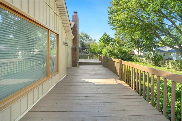 1912 NW Manor Drive, Blue Springs, MO 64014