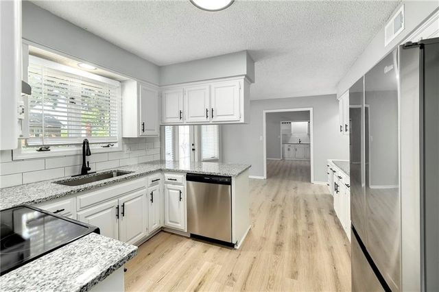 1912 NW Manor Drive, Blue Springs, MO 64014