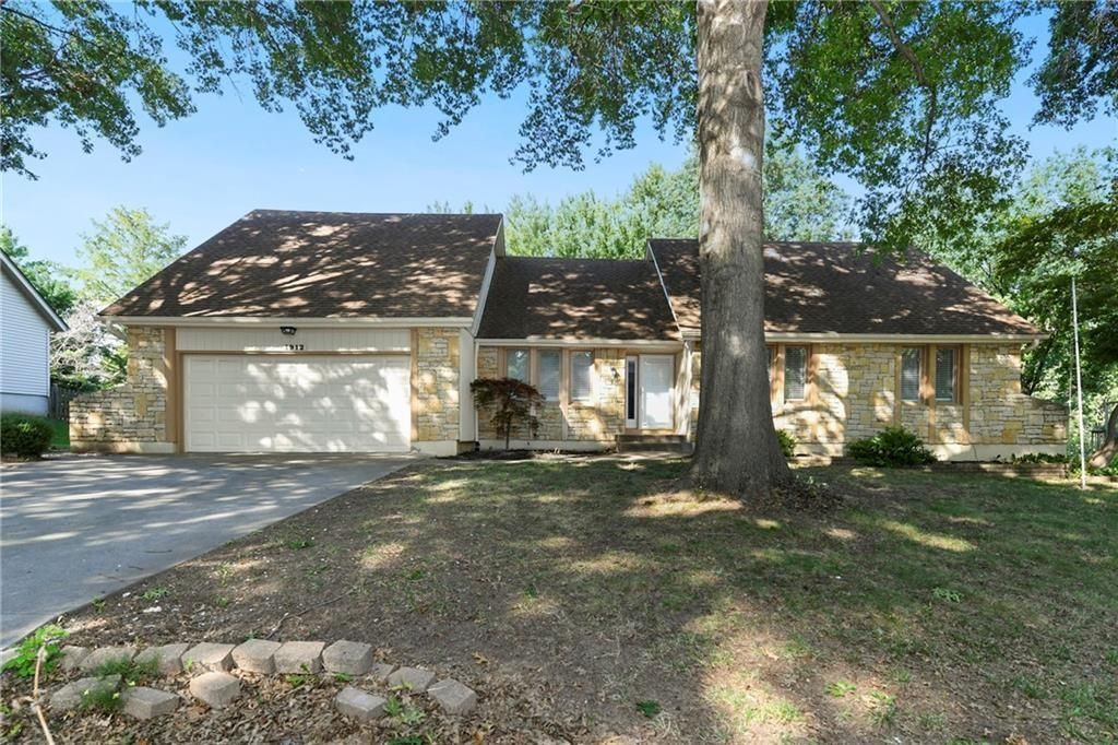 1912 NW Manor Drive, Blue Springs, MO 64014