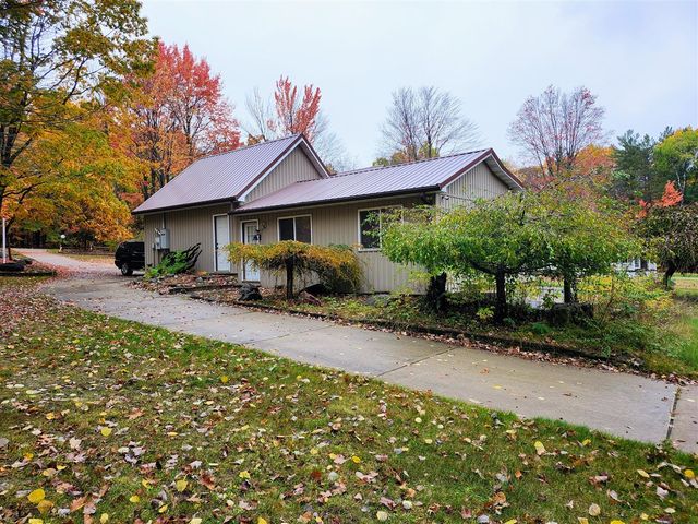 108 Deerwood Court, Roscommon, MI 48653