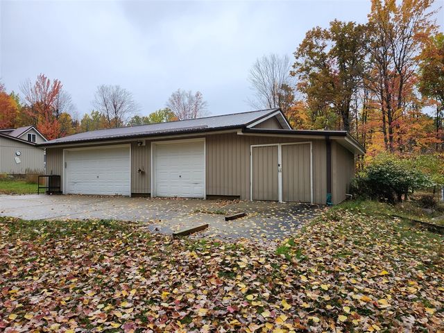 108 Deerwood Court, Roscommon, MI 48653