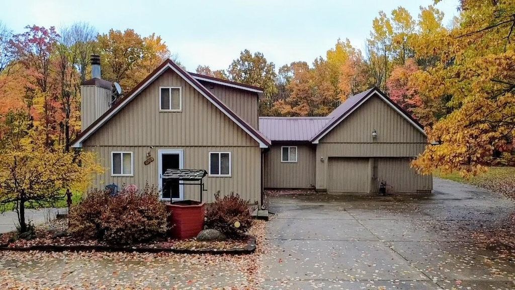108 Deerwood Court, Roscommon, MI 48653