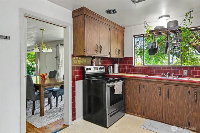 5669 Kitsap Way, Bremerton, WA 98312