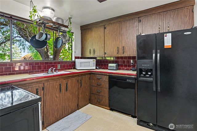 5669 Kitsap Way, Bremerton, WA 98312