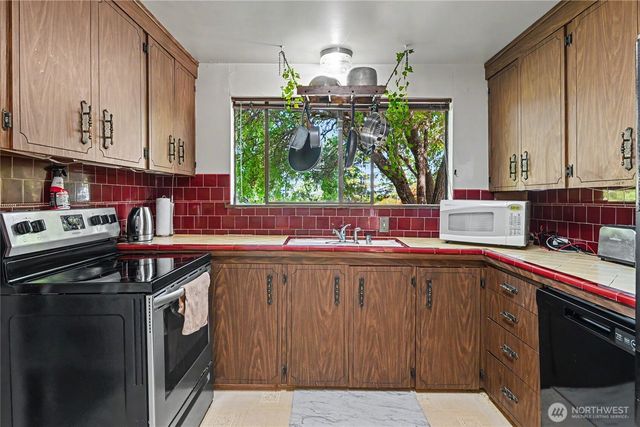 5669 Kitsap Way, Bremerton, WA 98312