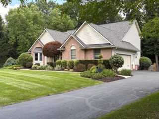 7708 Hunters Pointe, Hamburg Twp, MI 48116