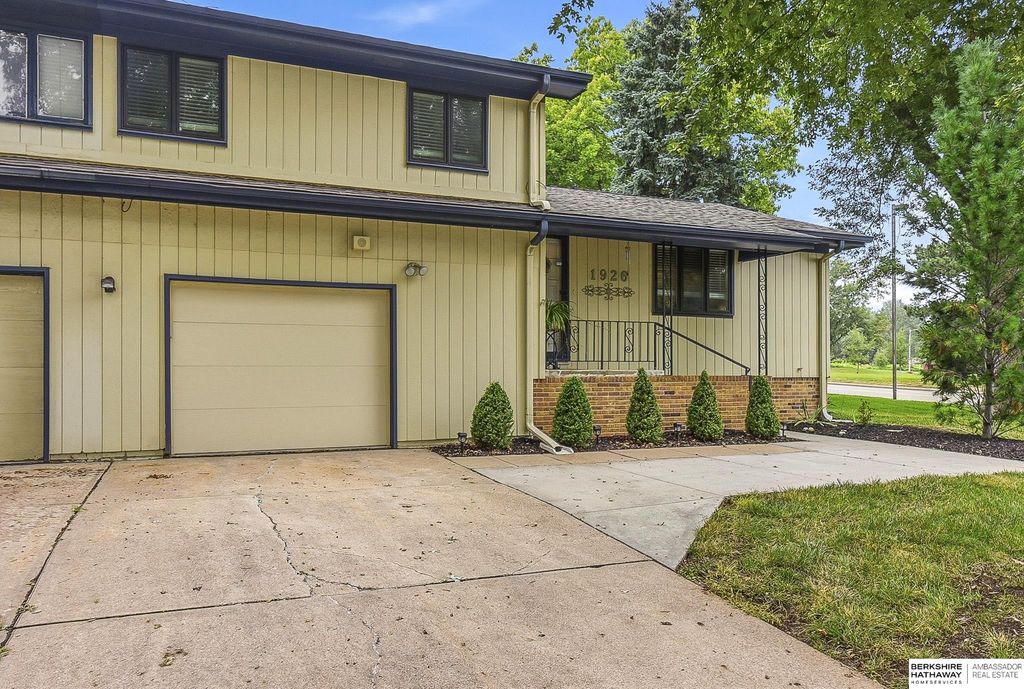 1926 N 93rd Street, Omaha, NE 68114