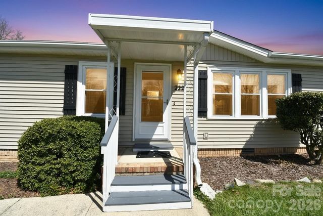 222 Cranbrook Circle, Hendersonville, NC 28792