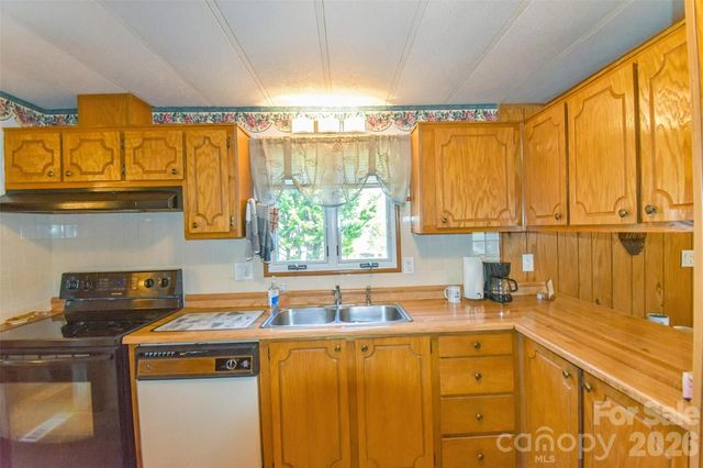 222 Cranbrook Circle, Hendersonville, NC 28792