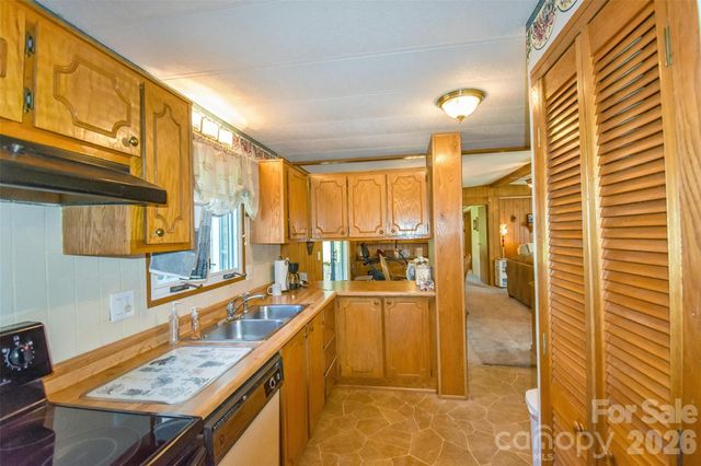 222 Cranbrook Circle, Hendersonville, NC 28792