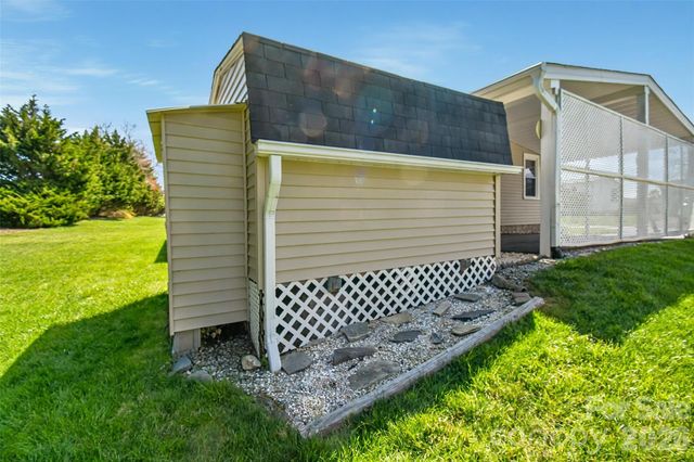 222 Cranbrook Circle, Hendersonville, NC 28792