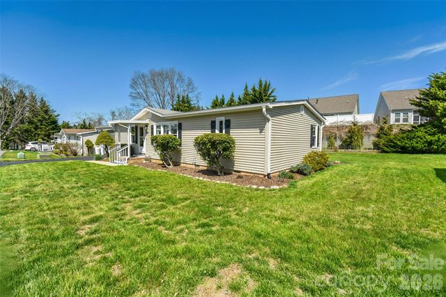 222 Cranbrook Circle, Hendersonville, NC 28792